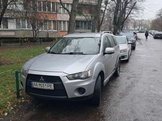 Сірий Міцубісі Аутлендер, об'ємом двигуна 2 л та пробігом 376 тис. км за 7300 $, фото 1 на Automoto.ua