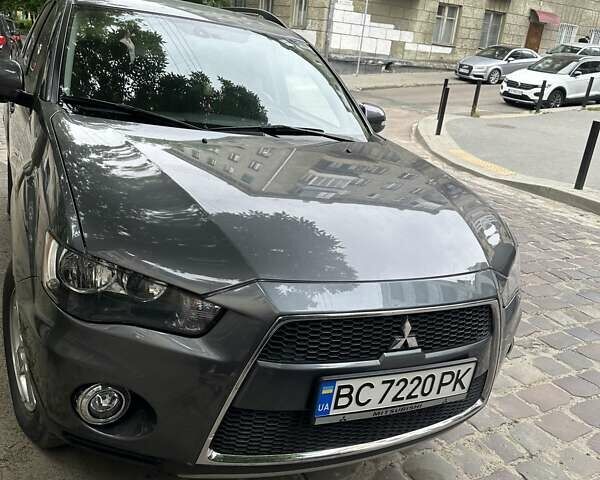 Серый Мицубиси Аутлендер, объемом двигателя 2.27 л и пробегом 207 тыс. км за 11000 $, фото 1 на Automoto.ua