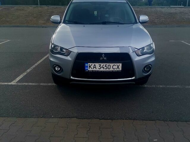 Серый Мицубиси Аутлендер, объемом двигателя 2 л и пробегом 203 тыс. км за 12000 $, фото 1 на Automoto.ua