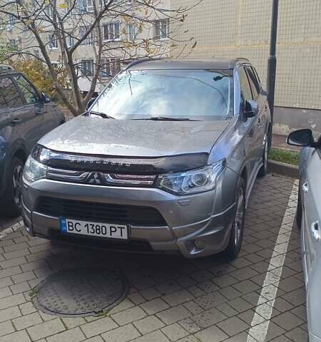 Серый Мицубиси Аутлендер, объемом двигателя 2.27 л и пробегом 232 тыс. км за 12500 $, фото 1 на Automoto.ua