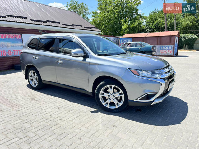Серый Мицубиси Аутлендер, объемом двигателя 2.5 л и пробегом 205 тыс. км за 12400 $, фото 1 на Automoto.ua