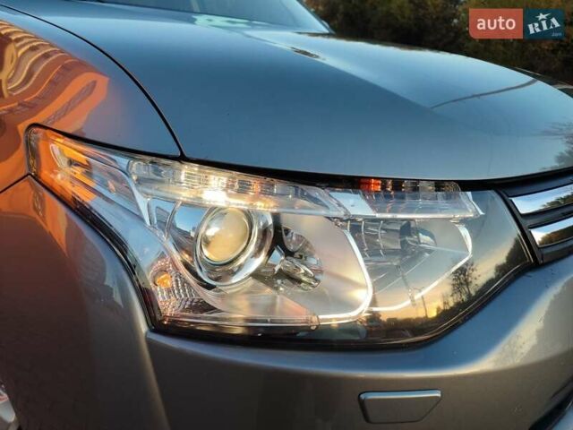 Серый Мицубиси Аутлендер, объемом двигателя 2.3 л и пробегом 250 тыс. км за 12999 $, фото 1 на Automoto.ua