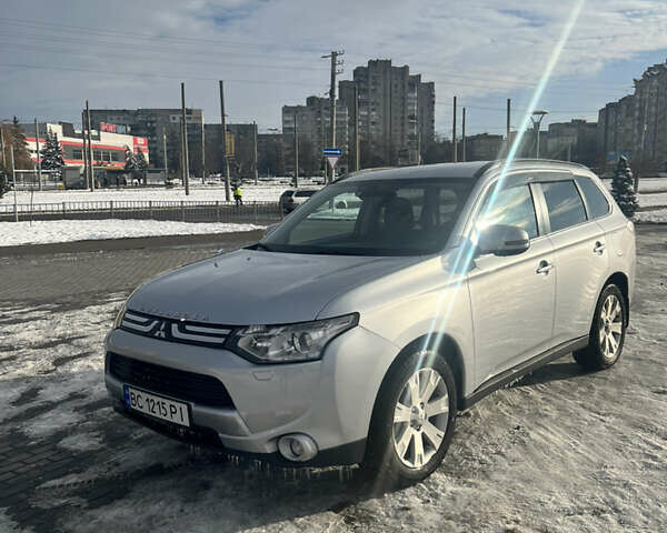 Серый Мицубиси Аутлендер, объемом двигателя 2.27 л и пробегом 270 тыс. км за 12800 $, фото 1 на Automoto.ua
