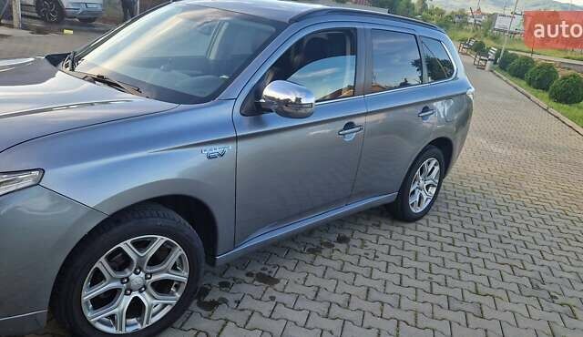 Серый Мицубиси Аутлендер, объемом двигателя 2 л и пробегом 243 тыс. км за 13500 $, фото 1 на Automoto.ua