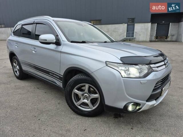 Сірий Міцубісі Аутлендер, об'ємом двигуна 2.36 л та пробігом 182 тис. км за 13600 $, фото 1 на Automoto.ua