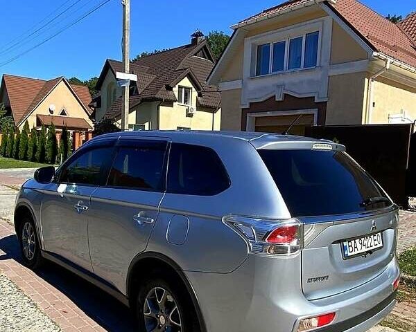Серый Мицубиси Аутлендер, объемом двигателя 2.4 л и пробегом 250 тыс. км за 13300 $, фото 1 на Automoto.ua