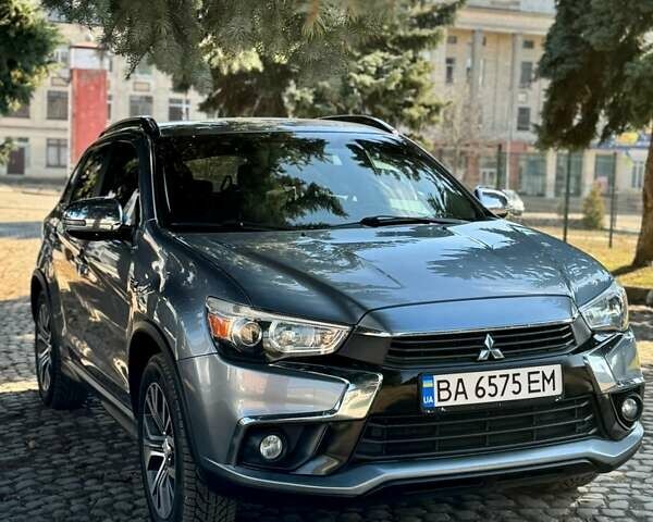 Серый Мицубиси Аутлендер, объемом двигателя 2.4 л и пробегом 250 тыс. км за 13000 $, фото 1 на Automoto.ua