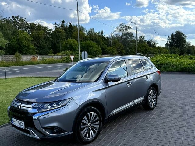 Серый Мицубиси Аутлендер, объемом двигателя 2.4 л и пробегом 139 тыс. км за 18900 $, фото 1 на Automoto.ua