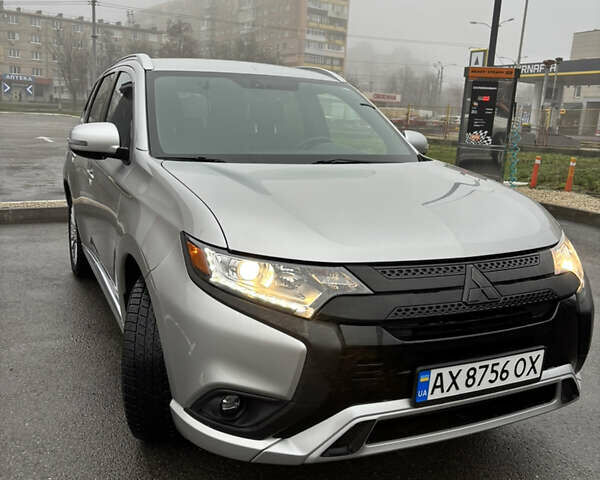 Серый Мицубиси Аутлендер, объемом двигателя 2 л и пробегом 102 тыс. км за 21500 $, фото 1 на Automoto.ua