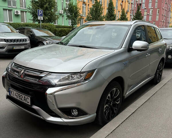 Серый Мицубиси Аутлендер, объемом двигателя 2 л и пробегом 176 тыс. км за 19900 $, фото 1 на Automoto.ua