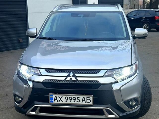 Серый Мицубиси Аутлендер, объемом двигателя 2.4 л и пробегом 115 тыс. км за 17000 $, фото 1 на Automoto.ua