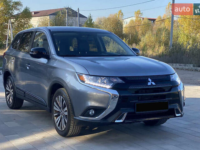 Серый Мицубиси Аутлендер, объемом двигателя 2.4 л и пробегом 133 тыс. км за 16000 $, фото 1 на Automoto.ua