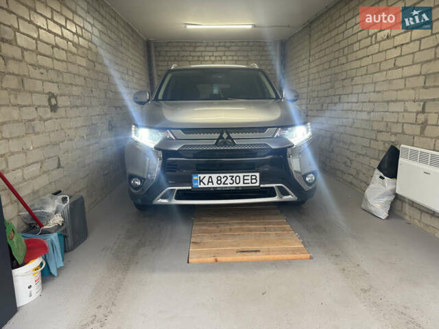 Сірий Міцубісі Аутлендер, об'ємом двигуна 2.36 л та пробігом 150 тис. км за 19000 $, фото 1 на Automoto.ua