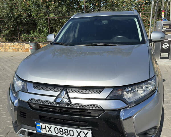 Серый Мицубиси Аутлендер, объемом двигателя 2.36 л и пробегом 123 тыс. км за 22000 $, фото 1 на Automoto.ua