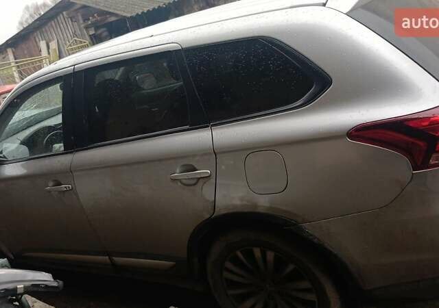 Серый Мицубиси Аутлендер, объемом двигателя 2.35 л и пробегом 100 тыс. км за 5500 $, фото 1 на Automoto.ua