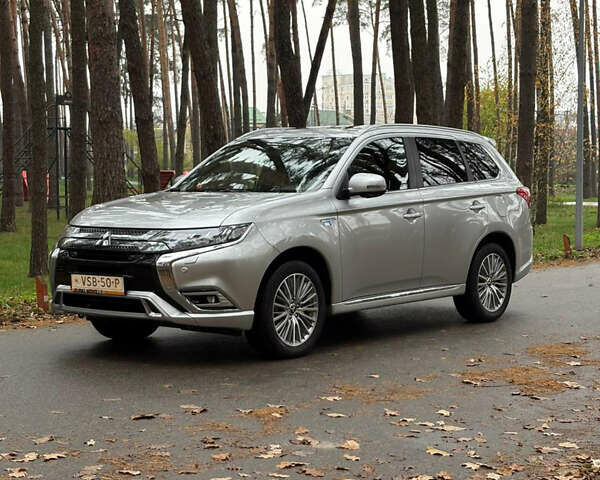 Серый Мицубиси Аутлендер, объемом двигателя 2.36 л и пробегом 179 тыс. км за 24900 $, фото 1 на Automoto.ua
