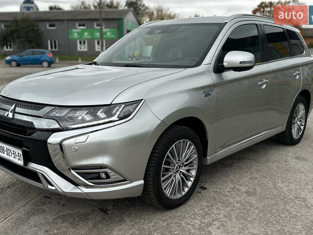 Сірий Міцубісі Аутлендер, об'ємом двигуна 2.36 л та пробігом 179 тис. км за 24950 $, фото 1 на Automoto.ua