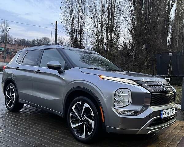 Серый Мицубиси Аутлендер, объемом двигателя 2.49 л и пробегом 64 тыс. км за 23200 $, фото 1 на Automoto.ua