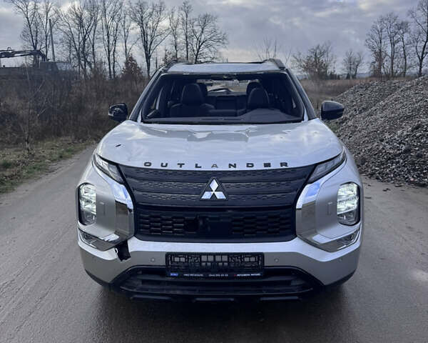 Серый Мицубиси Аутлендер, объемом двигателя 2.5 л и пробегом 80 тыс. км за 13500 $, фото 1 на Automoto.ua