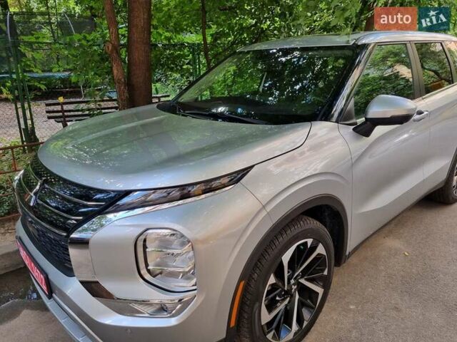 Серый Мицубиси Аутлендер, объемом двигателя 2.49 л и пробегом 3 тыс. км за 32000 $, фото 1 на Automoto.ua