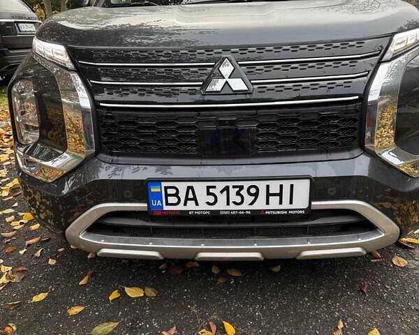 Серый Мицубиси Аутлендер, объемом двигателя 2.49 л и пробегом 11 тыс. км за 38000 $, фото 1 на Automoto.ua