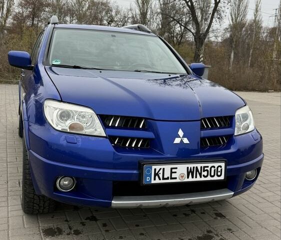 Синий Мицубиси Аутлендер, объемом двигателя 2.4 л и пробегом 243 тыс. км за 5000 $, фото 1 на Automoto.ua