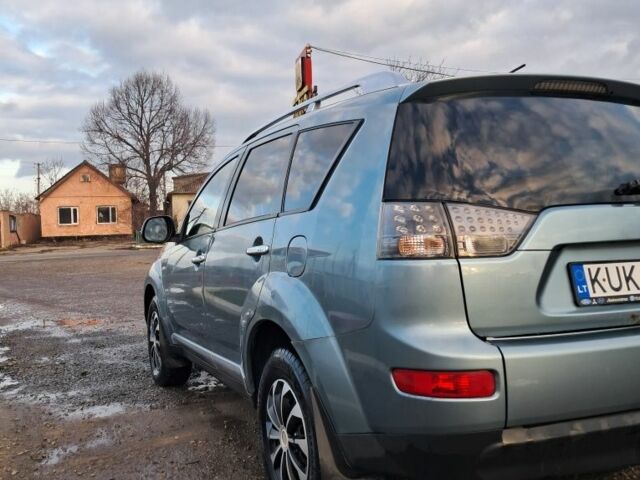Синий Мицубиси Аутлендер, объемом двигателя 2 л и пробегом 600 тыс. км за 3500 $, фото 1 на Automoto.ua