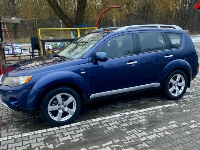 Синий Мицубиси Аутлендер, объемом двигателя 3 л и пробегом 228 тыс. км за 9000 $, фото 1 на Automoto.ua