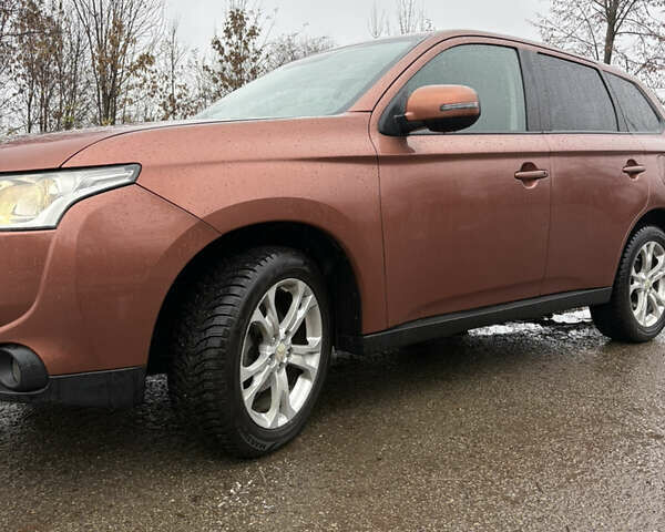 Оранжевый Мицубиси Аутлендер, объемом двигателя 2.36 л и пробегом 202 тыс. км за 10800 $, фото 1 на Automoto.ua