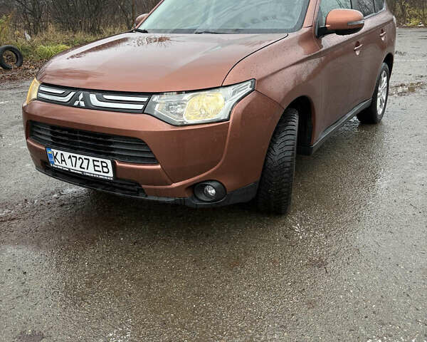 Оранжевый Мицубиси Аутлендер, объемом двигателя 2.36 л и пробегом 201 тыс. км за 10900 $, фото 1 на Automoto.ua