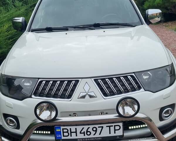 Міцубісі Паджеро Спорт 2011 у Одесі на Automoto.ua Білий Міцубісі Паджеро Спорт, об'ємом двигуна 2.48 л та пробігом 187 тис. км за 13500 $, фото 1 на Automoto.ua