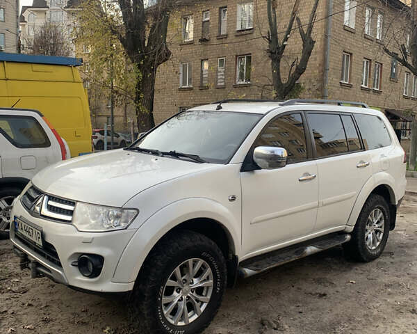 Белый Мицубиси Паджеро Спорт, объемом двигателя 2.48 л и пробегом 256 тыс. км за 12500 $, фото 1 на Automoto.ua