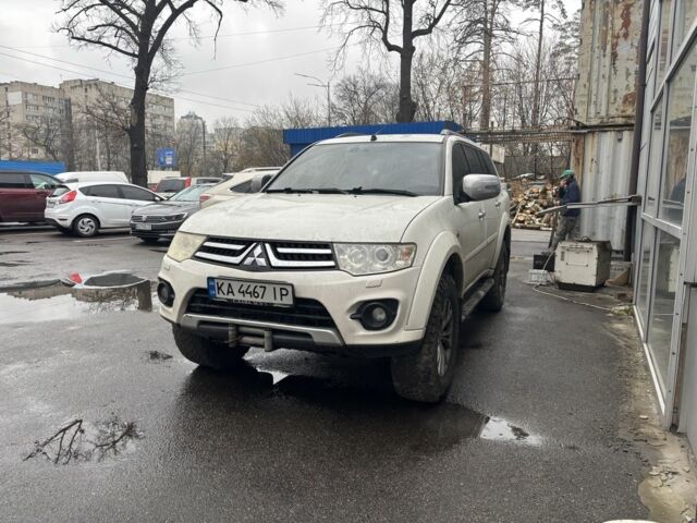 Белый Мицубиси Паджеро Спорт, объемом двигателя 2.5 л и пробегом 240 тыс. км за 8500 $, фото 1 на Automoto.ua