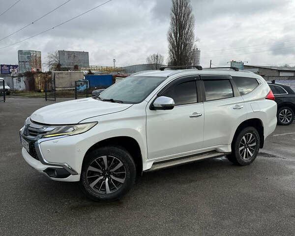 Белый Мицубиси Паджеро Спорт, объемом двигателя 2.4 л и пробегом 290 тыс. км за 16300 $, фото 1 на Automoto.ua