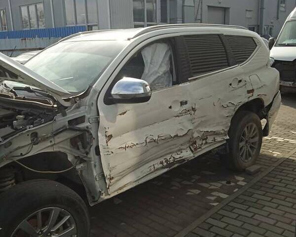 Белый Мицубиси Паджеро Спорт, объемом двигателя 2.44 л и пробегом 212 тыс. км за 12000 $, фото 1 на Automoto.ua
