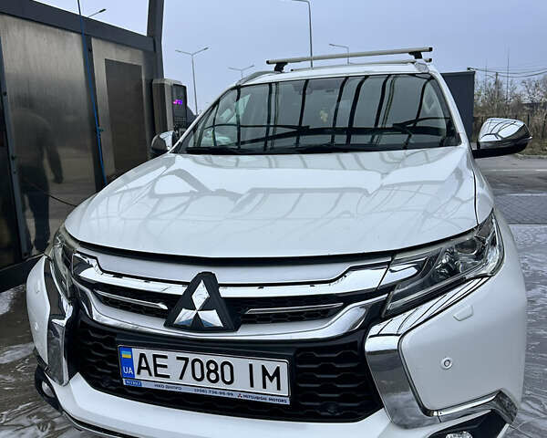 Белый Мицубиси Паджеро Спорт, объемом двигателя 2.44 л и пробегом 199 тыс. км за 23000 $, фото 1 на Automoto.ua