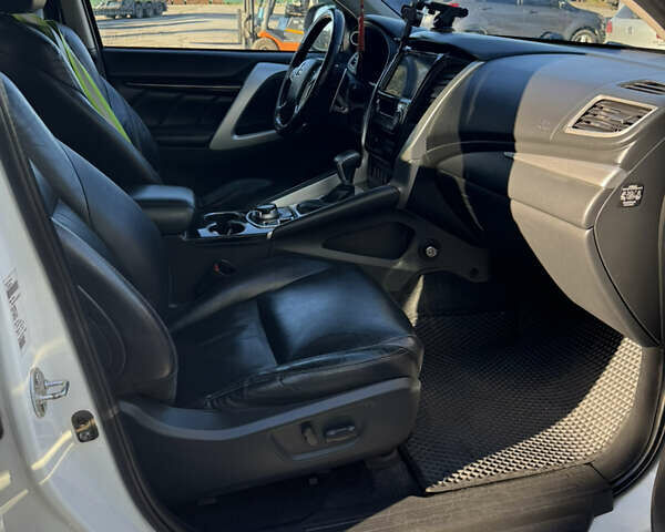 Белый Мицубиси Паджеро Спорт, объемом двигателя 2.44 л и пробегом 191 тыс. км за 28500 $, фото 1 на Automoto.ua