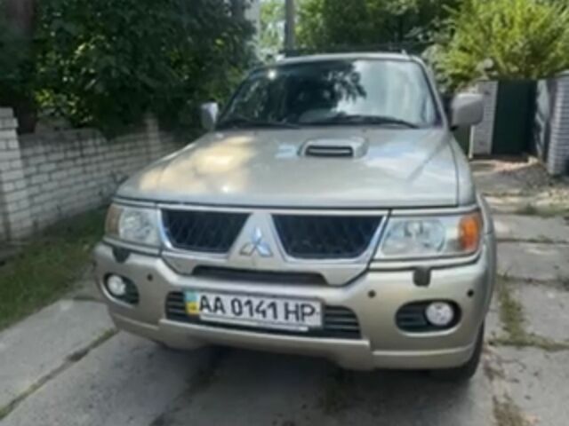 Бежевий Міцубісі Паджеро Спорт, об'ємом двигуна 2.5 л та пробігом 180 тис. км за 13000 $, фото 1 на Automoto.ua
