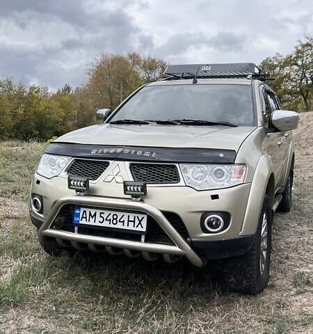 Міцубісі Паджеро Спорт 2010 у Запоріжжя на Automoto.ua Бежевий Міцубісі Паджеро Спорт, об'ємом двигуна 2.5 л та пробігом 231 тис. км за 13600 $, фото 1 на Automoto.ua
