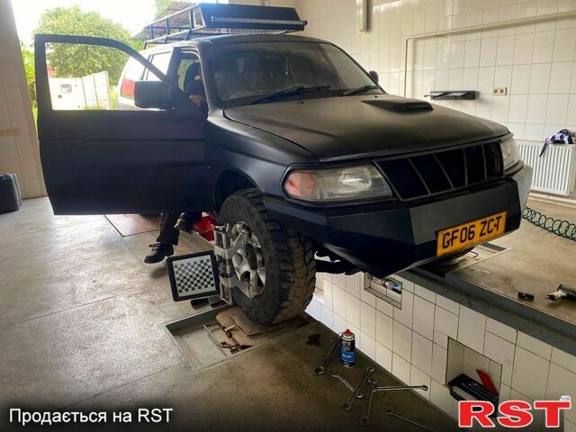 Черный Мицубиси Паджеро Спорт, объемом двигателя 3 л и пробегом 100 тыс. км за 4500 $, фото 1 на Automoto.ua