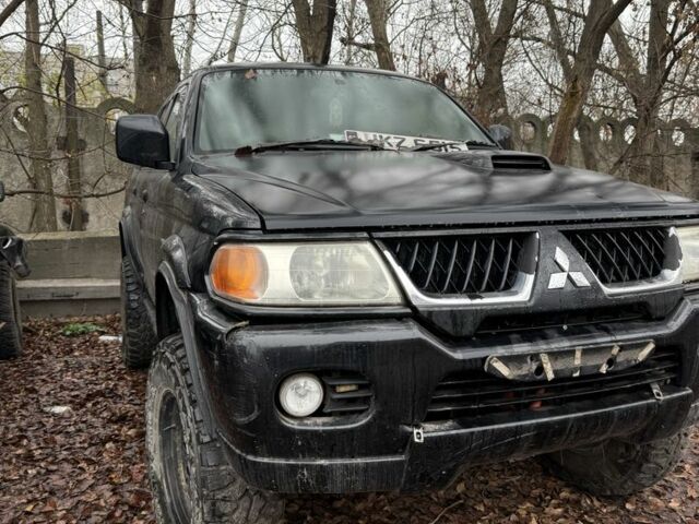 Черный Мицубиси Паджеро Спорт, объемом двигателя 2.5 л и пробегом 200 тыс. км за 4200 $, фото 1 на Automoto.ua