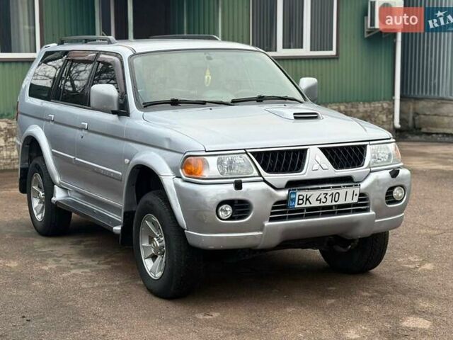 Сірий Міцубісі Паджеро Спорт, об'ємом двигуна 2.5 л та пробігом 300 тис. км за 8800 $, фото 1 на Automoto.ua