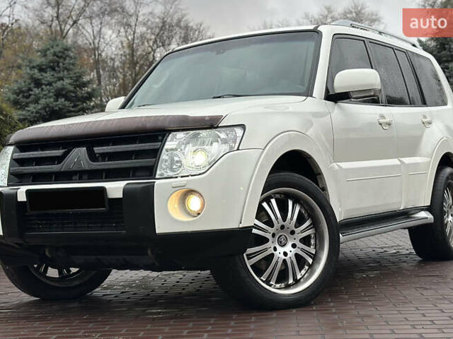 Белый Мицубиси Паджеро Вагон, объемом двигателя 3.2 л и пробегом 292 тыс. км за 12500 $, фото 1 на Automoto.ua