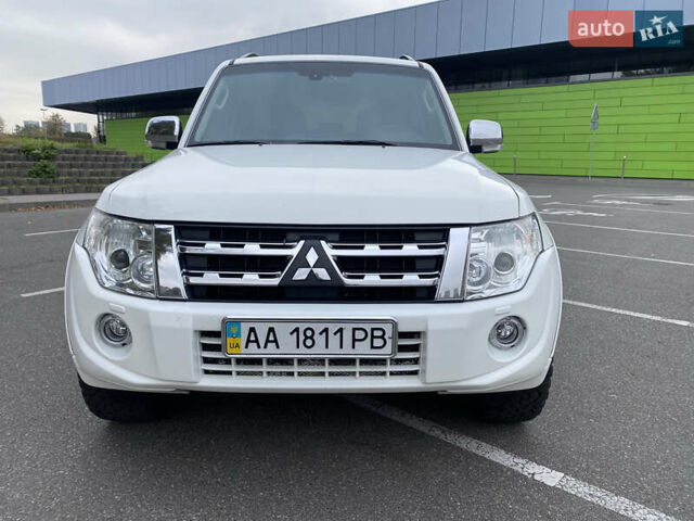 Белый Мицубиси Паджеро Вагон, объемом двигателя 3.2 л и пробегом 208 тыс. км за 19500 $, фото 1 на Automoto.ua