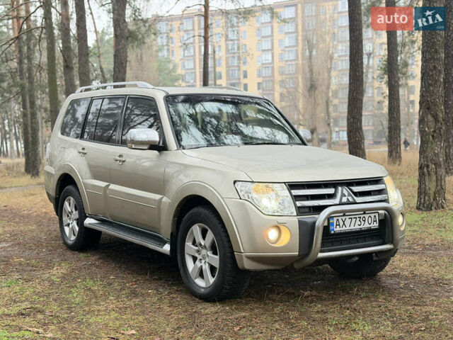 Бежевий Міцубісі Паджеро Вагон, об'ємом двигуна 3.2 л та пробігом 211 тис. км за 12800 $, фото 1 на Automoto.ua