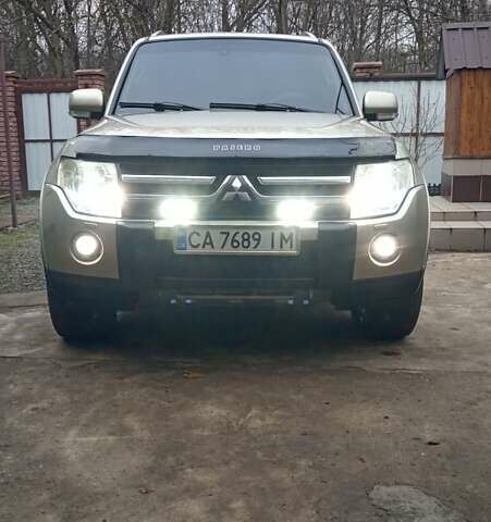 Бежевий Міцубісі Паджеро Вагон, об'ємом двигуна 3.2 л та пробігом 188 тис. км за 14200 $, фото 1 на Automoto.ua