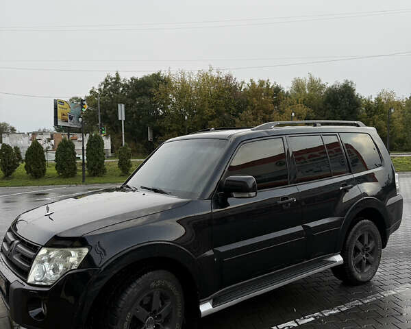 Черный Мицубиси Паджеро Вагон, объемом двигателя 3.2 л и пробегом 280 тыс. км за 9400 $, фото 1 на Automoto.ua