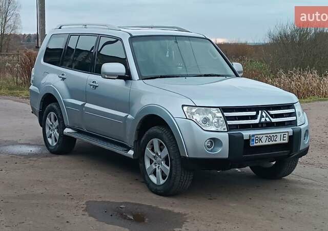 Серый Мицубиси Паджеро Вагон, объемом двигателя 3.2 л и пробегом 252 тыс. км за 12500 $, фото 1 на Automoto.ua