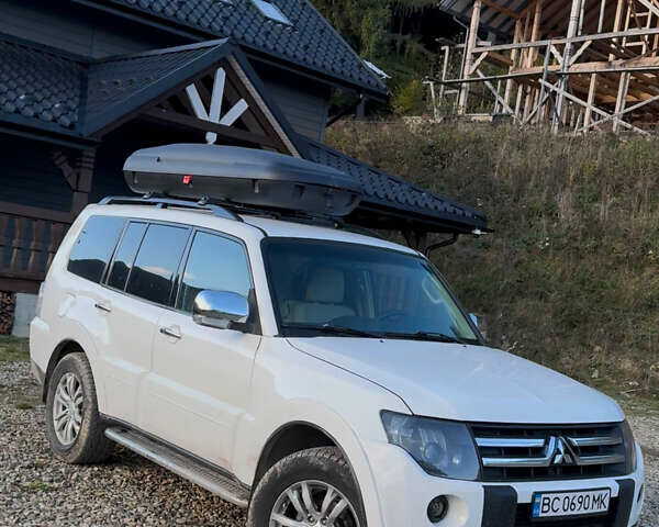 Белый Мицубиси Паджеро, объемом двигателя 2.97 л и пробегом 270 тыс. км за 10690 $, фото 1 на Automoto.ua