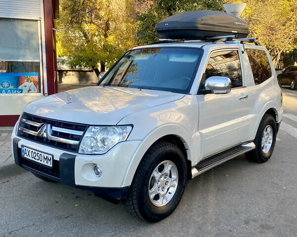 Белый Мицубиси Паджеро, объемом двигателя 2.97 л и пробегом 310 тыс. км за 13900 $, фото 1 на Automoto.ua